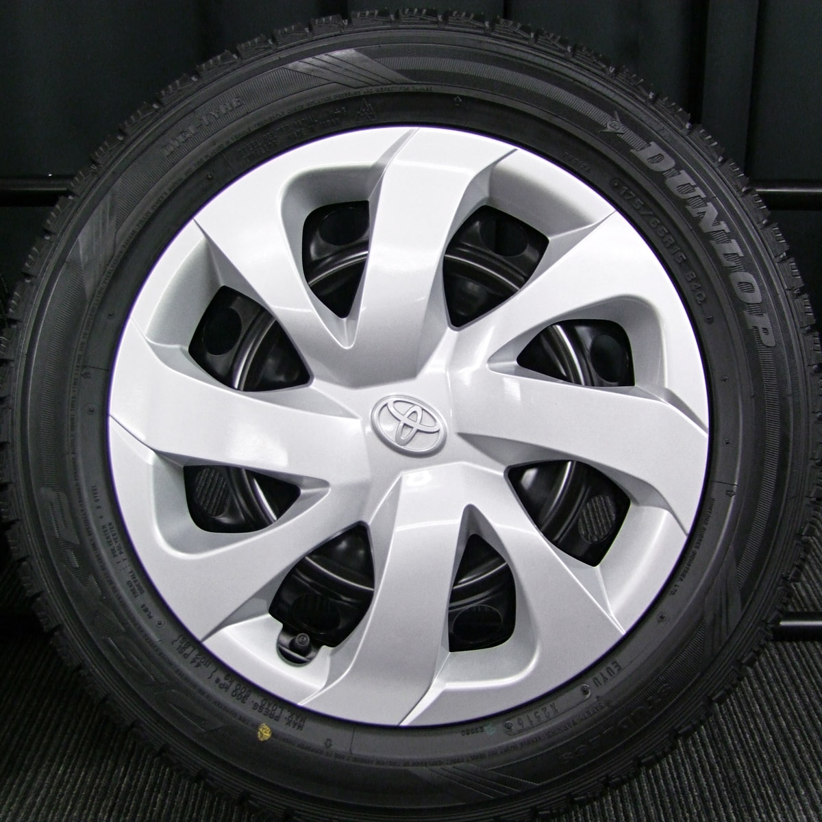 TOYOTA (トヨタ) SIENTA (シエンタ) 純正 15×5.5J(+39)PCD100-5H 新車外し ブラックスチール DUNLOP ( ダンロップ) DSX-2 新品 175/65R15 スタッドレス タイヤホイール 4本 [15gsw040] | カートレード21