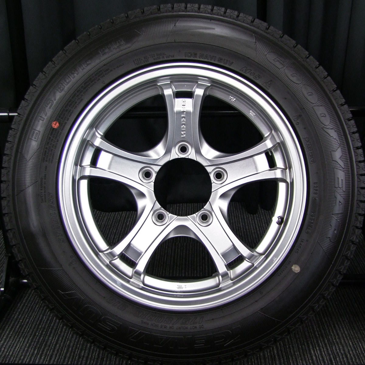 WEDS (ウェッズ) KEELER FORCE (キーラーフォース) 16×5.5J(+22)PCD139.7-5H シルバー GOODYEAR  (グッドイヤー) ICE NAVI SUV 175/80R16 中古 スタッドレス タイヤホイール 4本 [16taw072] | カートレード21