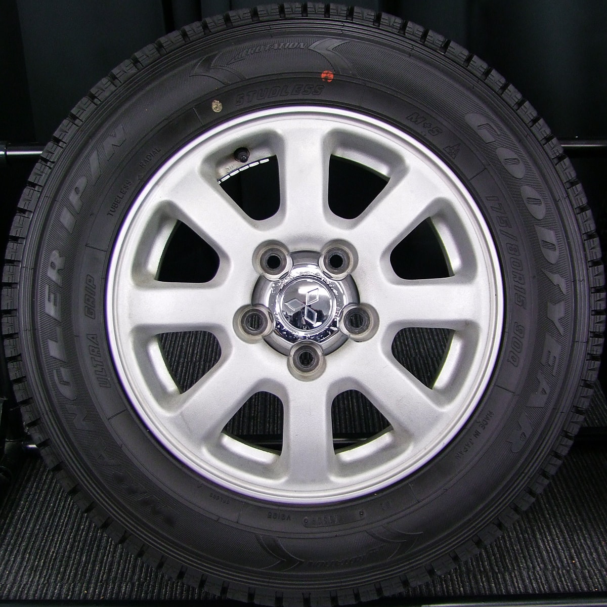 MITSUBISHI (三菱) PAJERO-MINI (パジェロミニ) 純正 15×5J(+46)PCD114.3-5H シルバー GOODYEAR  (グッドイヤー) WRANGLER (ラングラー) IP/N 175/80R15 中古 スタッドレス タイヤホイール 4本 [15gaw061] |  カートレード21