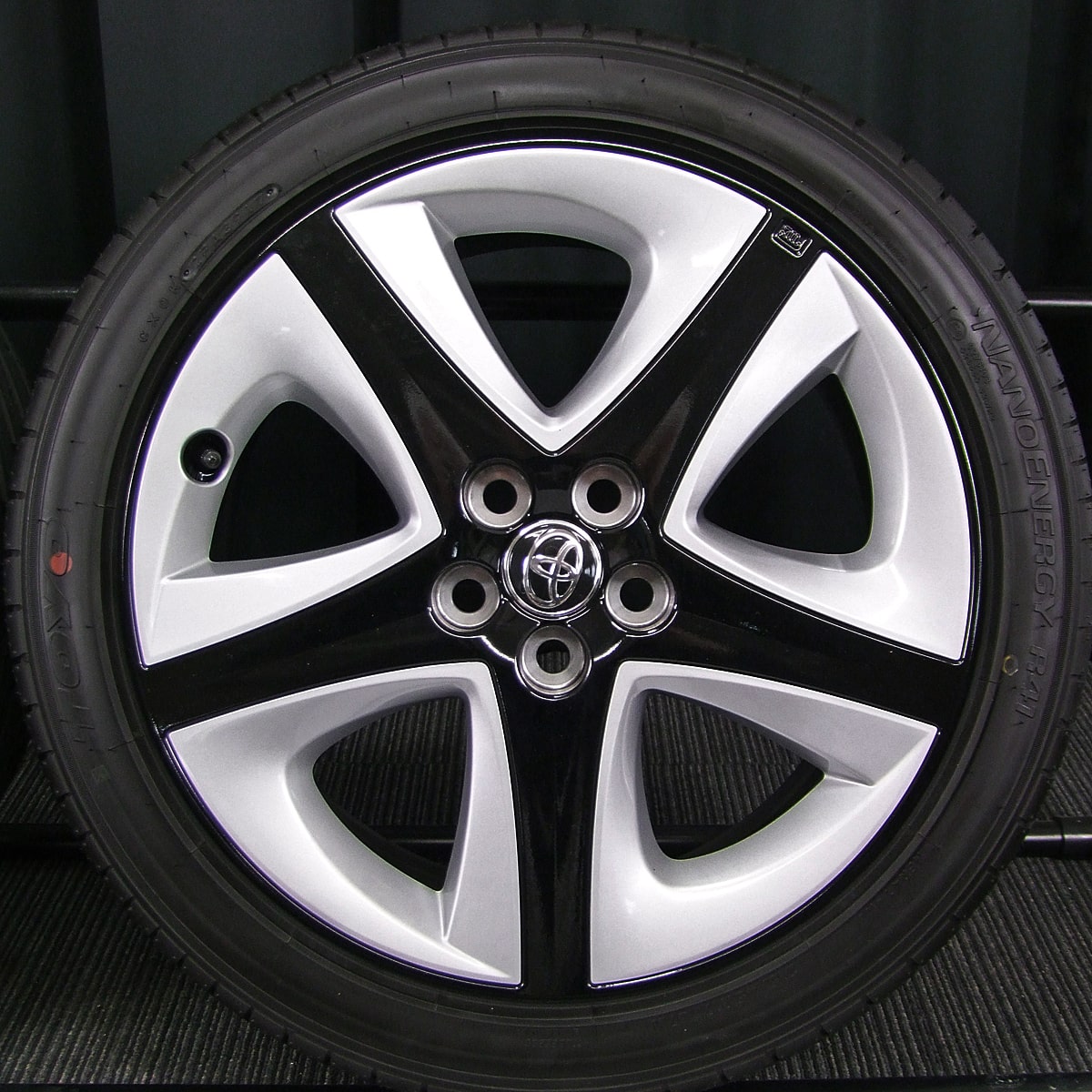 TOYOTA (トヨタ) PRIUS (プリウス) 純正 17×7J(+50)PCD100-5H ブラックu0026シルバー TOYO (トーヨー)  NANOENERGY (ナノエナジー) R41 215/45R17 新車外し タイヤホイール 4本 [17gas023] | カートレード21