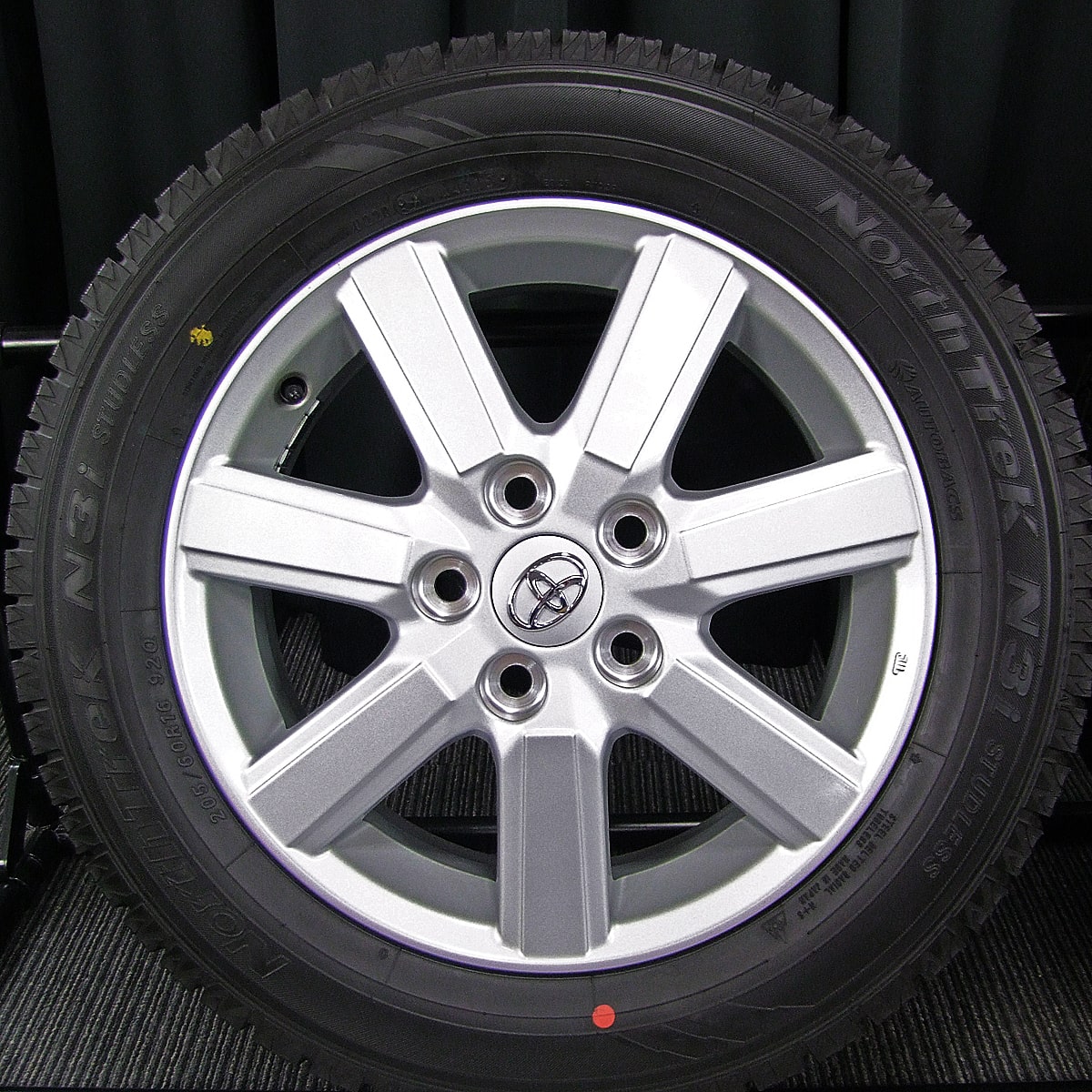 TOYOTA (トヨタ) NOAH(ノア)・VOXY (ヴォクシー) 純正 16×6J(+50)PCD114.3-5H 新車外し シルバー  AUTOBACS (オートバックス) NorthTrek (ノーストレック) N3i 新品 205/60R16 スタッドレス タイヤホイール 4本  [16taw090] | カートレード21