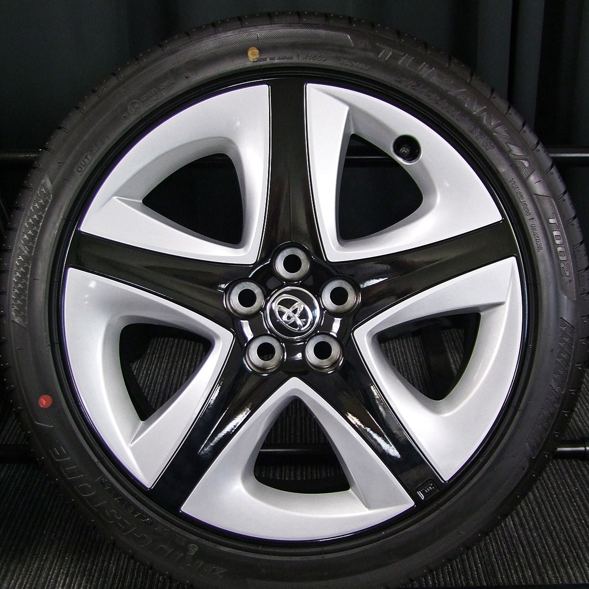 TOYOTA (トヨタ) PRIUS (プリウス) TOURING (ツーリング) 純正 17×7J(+50)PCD100-5H ブラックu0026シルバー  BRIDGESTONE (ブリヂストン) TURANZA (トランザ) T002 215/45R17 新車外し タイヤホイール 4本  [17gas029] | カートレード21