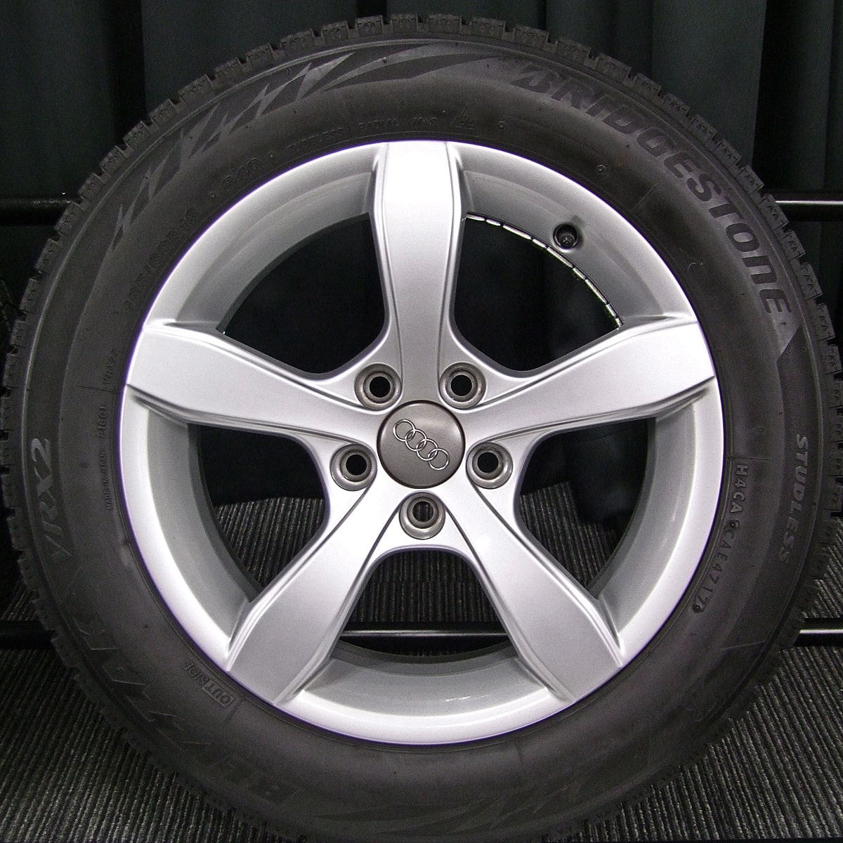 アウディA1スタッドレスタイヤホイル付185/60R15 8XCAX