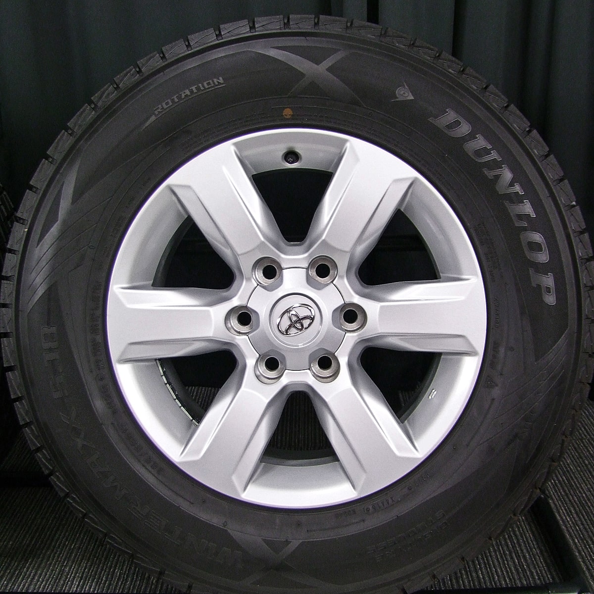 TOYOTA (トヨタ) LAND CRUISER PRADO (ランドクルーザープラド) 純正 17×7.5J(+25)PCD139.7-6H  新車外し シルバー DUNLOP (ダンロップ) WINTER MAXX (ウインターマックス) SJ8 265/65R17 中古 スタッドレス  タイヤホイール 4本 [17gaw032] | カートレード21