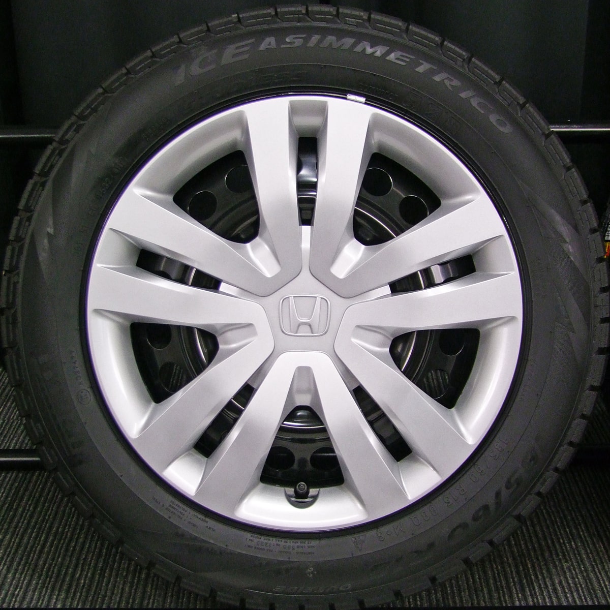 HONDA (ホンダ) FIT (フィット) 純正 15×6J(+50)PCD100-4H 新車外し ブラックスチール PIRELLI (ピレリ)  ICE ASIMMETRICO (アイス・アシンメトリコ) 新品 185/60R15 スタッドレス タイヤホイール 4本 [15gsw090] |  カートレード21