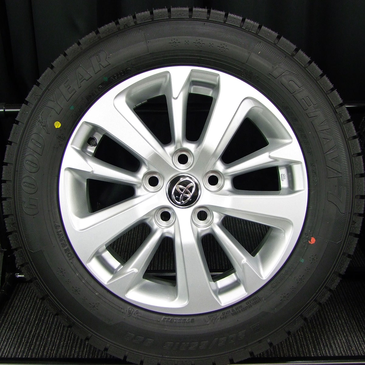 TOYOTA (トヨタ) YARIS CROSS (ヤリスクロス) 純正 16×6.5J(+45)PCD114.3-4H 新車外し シルバー  GOODYEAR (グッドイヤー) ICENAVI7 (アイスナビ7) 新品 205/65R16 スタッドレス タイヤホイール 4本  [16gaw080] | カートレード21