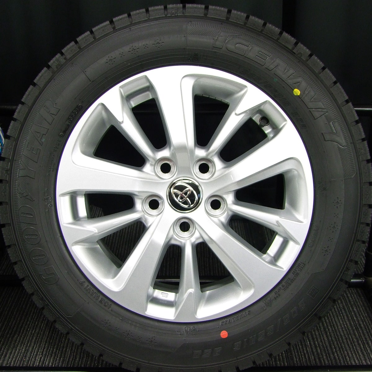 TOYOTA (トヨタ) YARIS CROSS (ヤリスクロス) 純正 16×6.5J(+45)PCD114.3-4H 新車外し シルバー  GOODYEAR (グッドイヤー) ICENAVI7 (アイスナビ7) 新品 205/65R16 スタッドレス タイヤホイール 4本  [16gaw080] | カートレード21