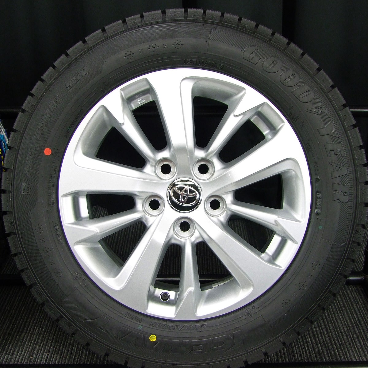 TOYOTA (トヨタ) YARIS CROSS (ヤリスクロス) 純正 16×6.5J(+45)PCD114.3-4H 新車外し シルバー  GOODYEAR (グッドイヤー) ICENAVI7 (アイスナビ7) 新品 205/65R16 スタッドレス タイヤホイール 4本  [16gaw080] | カートレード21