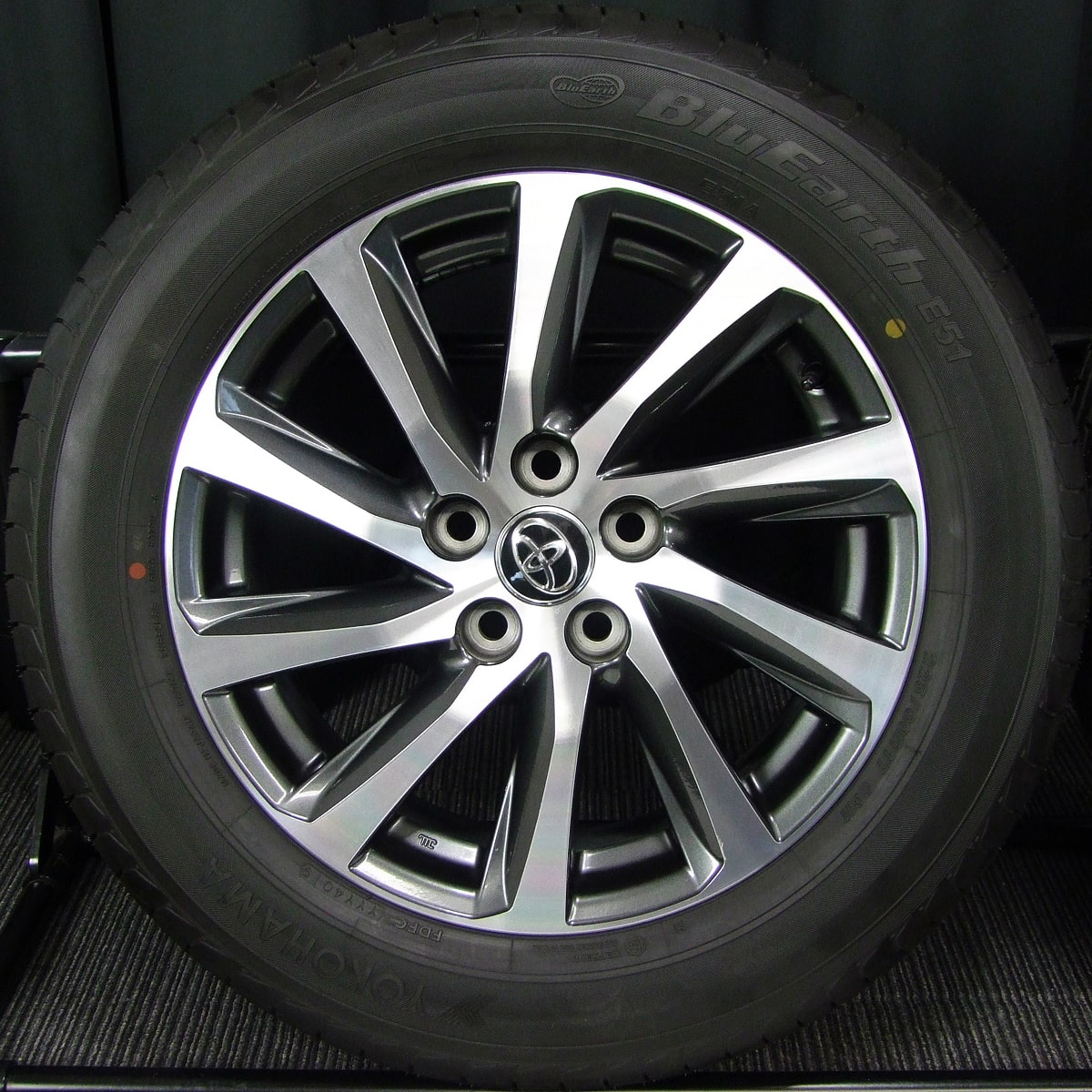 TOYOTA (トヨタ) VELLFIRE (ヴェルファイア)・ALPHARD (アルファード) 純正 17×6.5J(+33)PCD114.3-5H  ガンメタu0026ポリッシュ YOKOHAMA (ヨコハマ) BluEarth (ブルーアース) E51A 新車外し 225/60R17 タイヤホイール 4本  [17gas050] | カートレード21