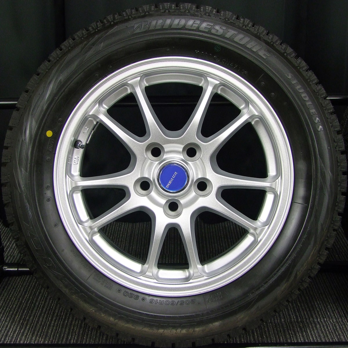 BRIDGESTONE (ブリヂストン) ECO FORME (エコフォルム) SE-10 16×6.5J(+39)PCD114.3-5H 新品  シルバー BRIDGESTONE (ブリヂストン) BLIZZAK (ブリザック) REVO-GZ 未使用 205/60R16 スタッドレス タイヤホイール  4本 [16taw124] | カートレード21